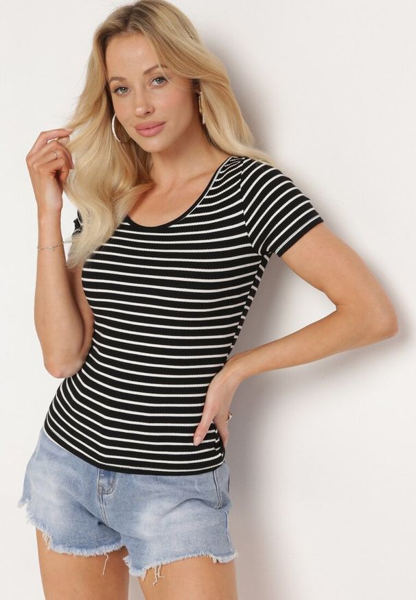 Born2be - Czarno-Biała Koszulka T-shirt z Bawełny z Krótkim Rękawem w Paski Ernlea. Kolor: czarny. Materiał: bawełna. Długość rękawa: krótki rękaw. Długość: krótkie. Wzór: paski. Styl: elegancki