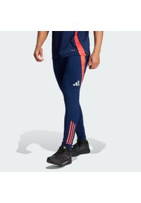 Adidas - Spodnie treningowe Manchester United Tiro 2024/25. Kolor: czerwony, niebieski, wielokolorowy. Materiał: poliester. Sport: piłka nożna