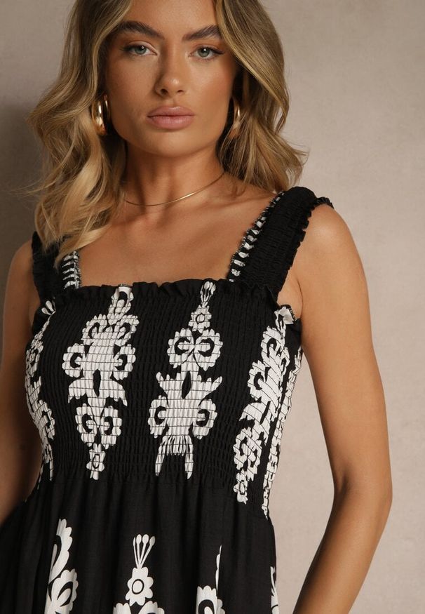 Renee - Czarna Rozkloszowana Sukienka z Wiskozy z Ornamentnym Motywem Aloxe. Kolor: czarny. Materiał: wiskoza. Sezon: lato