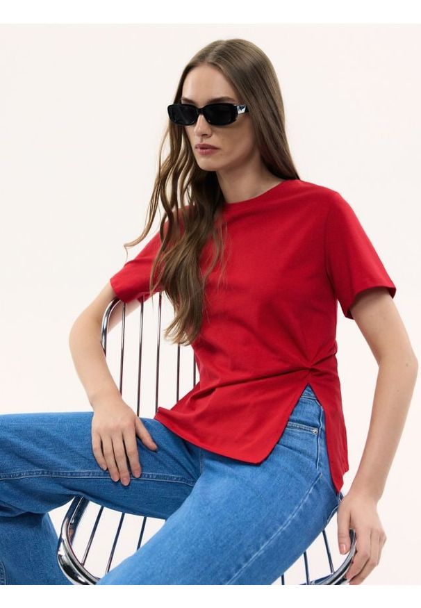 Reserved - T-shirt z ozdobnym detalem - czerwony. Kolor: czerwony. Materiał: dzianina, bawełna