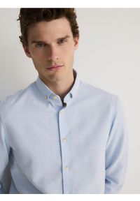Reserved - Gładka koszula regular fit - jasnoniebieski. Kolor: niebieski. Materiał: bawełna, tkanina. Wzór: gładki
