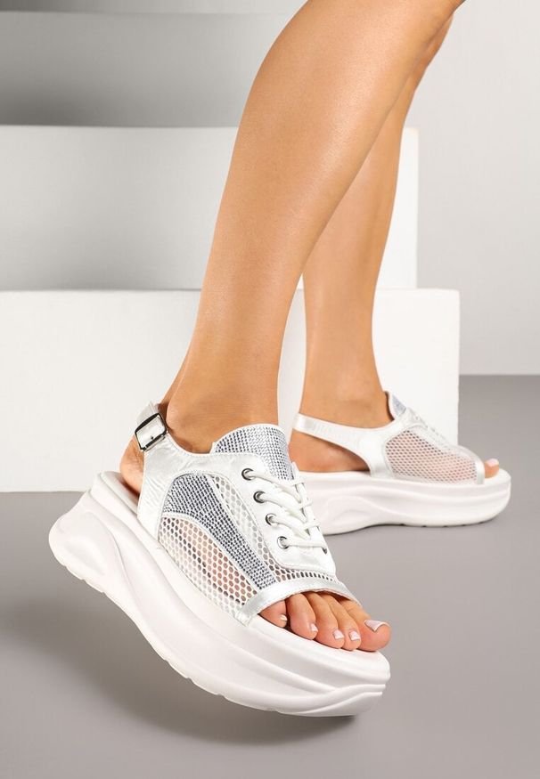Renee - Białe Sandały na Platformie w Stylu Sneakersów Peep Toe Sorezia. Okazja: na co dzień. Nosek buta: otwarty. Kolor: biały. Materiał: jeans. Obcas: na platformie. Styl: klasyczny, casual, elegancki