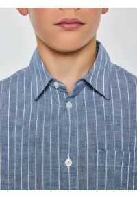 Big-Star - Koszula chłopięca oversize w prążek niebieska Wenling 401. Okazja: na co dzień. Kolor: niebieski. Materiał: tkanina, bawełna, len. Długość rękawa: krótki rękaw. Długość: krótkie. Wzór: prążki. Sezon: lato. Styl: casual, elegancki, klasyczny #5