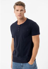 Volcano - T-shirt z rozpinanym dekoltem TM-HUBRIS. Kolekcja: plus size. Kolor: niebieski. Materiał: materiał, bawełna. Długość rękawa: krótki rękaw. Długość: krótkie. Wzór: aplikacja. Styl: klasyczny #1