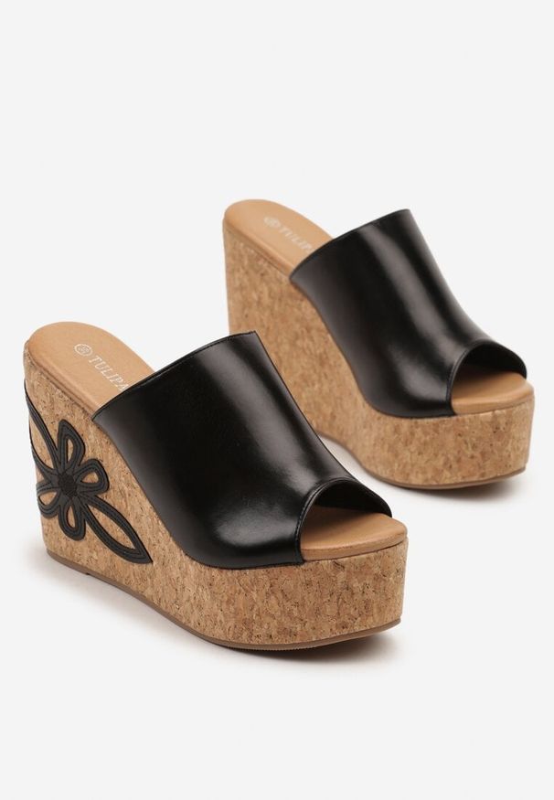 Born2be - Czarne Klapki na Koturnie Ozdobione Kwiatem Rinasara. Okazja: na co dzień, na spacer. Kolor: czarny. Materiał: jeans. Wzór: aplikacja, kwiaty. Sezon: wiosna, lato. Obcas: na koturnie. Styl: elegancki, casual