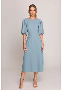 Stylove - Elegancka sukienka koktajlowa z bufiastymi rękawami błękitna. Okazja: na ślub cywilny, na imprezę, na wesele. Kolor: niebieski. Materiał: materiał, elastan. Długość rękawa: krótki rękaw. Sezon: lato. Typ sukienki: rozkloszowane. Styl: wizytowy, elegancki. Długość: midi