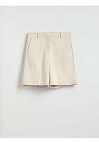Reserved - Szorty z kantem - beżowy. Kolor: beżowy. Materiał: tkanina, bawełna