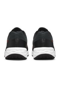 Buty do biegania Nike Revolution 6 Next Nature M DC3728-005 czarne. Kolor: czarny. Materiał: guma. Szerokość cholewki: normalna. Sezon: zima. Model: Nike Revolution. Sport: bieganie #4