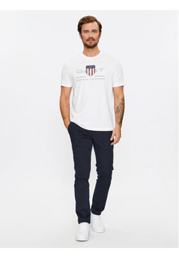 GANT - Gant T-Shirt Reg Archive Shield Ss 2003199 Biały Regular Fit. Kolor: biały. Materiał: bawełna