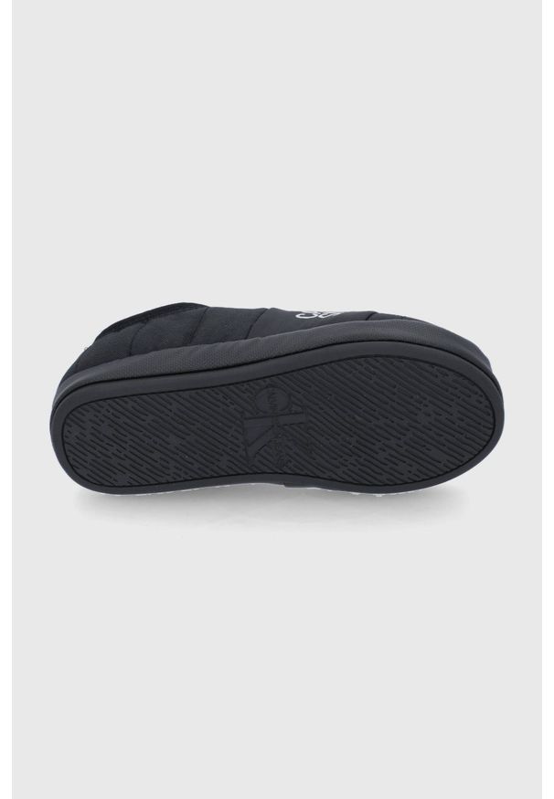Calvin Klein Jeans Kapcie kolor czarny. Nosek buta: okrągły. Kolor: czarny. Materiał: poliester, materiał, guma