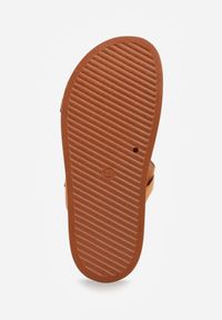 Born2be - Brązowe Klapki z Dwoma Paskami i Klamrami Cevinra. Okazja: na co dzień. Kolor: brązowy. Sezon: lato. Styl: casual, elegancki #9
