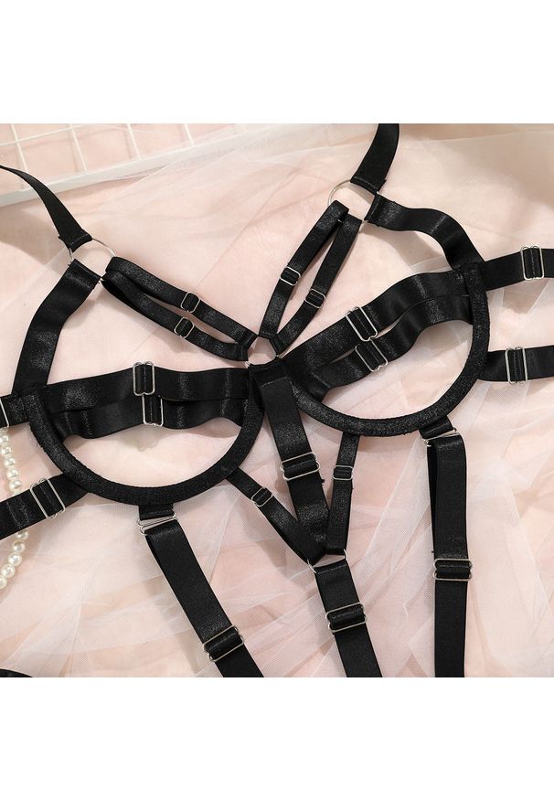 Intica - Body z regulowanymi paskami w stylu harness Remedios. Kolor: czerwony. Materiał: skóra, materiał. Wzór: paski