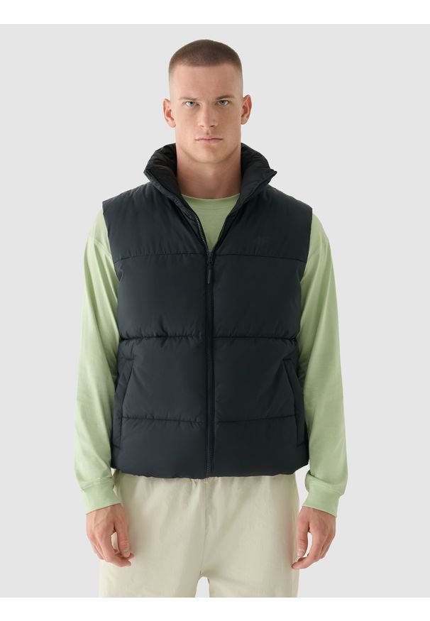 4f - Bezrękawnik puchowy z wypełnieniem syntetycznym męski - czarny. Okazja: na co dzień. Typ kołnierza: kołnierzyk stójkowy. Kolor: czarny. Materiał: syntetyk, puch. Długość rękawa: bez rękawów. Długość: długie. Wzór: gładki. Sezon: zima. Styl: klasyczny, casual, sportowy