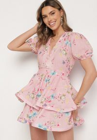 Born2be - Różowa Bawełniana Sukienka w Kwiaty o Rozkloszowanym Kroju z Falbankami Norittia. Okazja: na co dzień. Typ kołnierza: kołnierz z falbankami. Kolor: różowy. Materiał: bawełna. Długość rękawa: krótki rękaw. Wzór: kwiaty. Styl: casual, elegancki #3