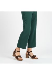 Sandały damskie Tamaris, cholewka ze skóry zamszowej na stabilnym słupku z szerokimi paskami i regulowanym zapięciem przy kostce ozdobione dużą klamr. Okazja: na co dzień. Zapięcie: pasek. Kolor: brązowy. Wzór: aplikacja. Materiał: zamsz, skóra. Sezon: lato. Obcas: na słupku. Styl: casual, elegancki, klasyczny. Wysokość obcasa: średni #3