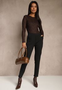 Renee - Czarne Spodnie o Kroju Skinny z Gumką w Talii i Wsuwanymi Kieszeniami Aronella. Kolekcja: plus size. Kolor: czarny. Wzór: paski