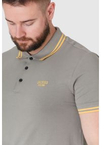 Guess - GUESS Khaki koszulka polo z wyszywanym logo. Typ kołnierza: polo. Kolor: zielony. Materiał: prążkowany. Długość rękawa: krótki rękaw