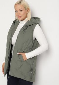 Born2be - Zielona Przejściowa Kamizelka z Pikowanymi Przeszyciami i Kapturem Fesolira. Okazja: na co dzień. Kolekcja: plus size. Kolor: zielony. Materiał: jeans. Styl: sportowy, casual #6