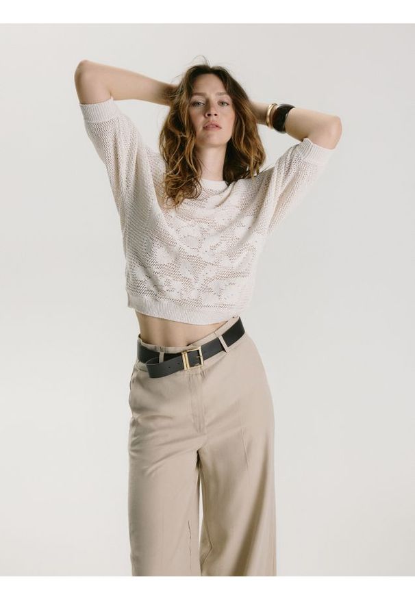 Reserved - Sweter z bawełną - kremowy. Kolor: kremowy. Materiał: bawełna