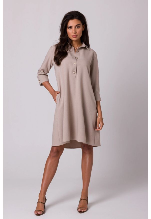 Sukienki.shop - Swobodna sukienka z kołnierzykiem guzikami i kieszeniami beż. Kolor: beżowy. Materiał: materiał. Typ sukienki: trapezowe