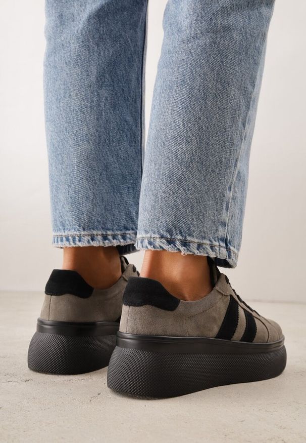 Renee - Ciemnobeżowe Zamszowe Sneakersy Chunky na Platformie Teslara. Okazja: na co dzień. Kolor: beżowy. Materiał: zamsz. Obcas: na platformie