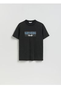Reserved - T-shirt regular z nadrukiem - czarny. Kolor: czarny. Materiał: dzianina, bawełna. Wzór: nadruk #1