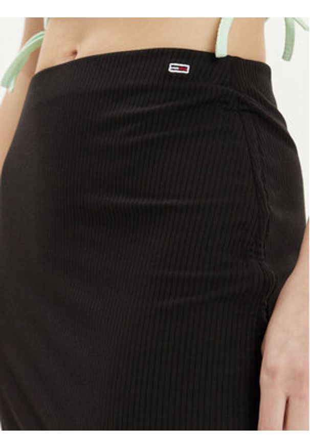Tommy Jeans Spódnica mini DW0DW17962 Czarny Slim Fit. Kolor: czarny. Materiał: wiskoza