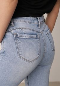 Born2be - Niebieskie Dopasowane Jeansy z Bawełną i Modelującym Przeszyciem Janiah. Okazja: do pracy, na co dzień. Kolor: niebieski. Styl: casual #5