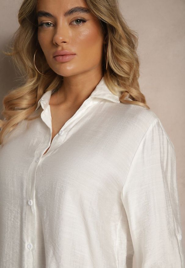 Renee - Biała Koszula o Kroju Oversize z Podpinanymi Rękawami Jenitta. Okazja: na co dzień. Kolor: biały. Materiał: jeans. Styl: casual, elegancki
