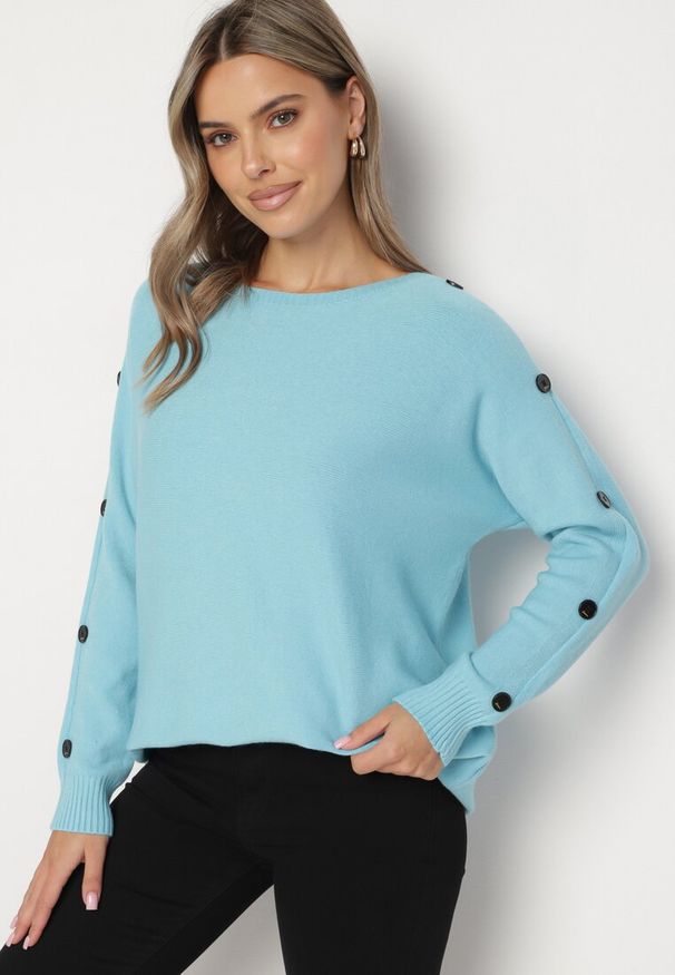 Born2be - Jasnoniebieski Sweter z Dodatkiem Bawełny i Wiskozy z Guzikami na Rękawach Ciasine. Okazja: na co dzień. Kolekcja: plus size. Kolor: niebieski. Materiał: wiskoza, bawełna. Długość rękawa: długi rękaw. Długość: długie. Styl: casual