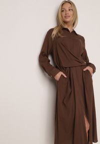 Born2be - Brązowa Wiskozowa Sukienka Koszulowa z Marszczeniem i Guzikiem w Talii Lennatha. Okazja: na co dzień. Kolor: brązowy. Materiał: wiskoza. Typ sukienki: koszulowe. Styl: casual, elegancki, klasyczny #7