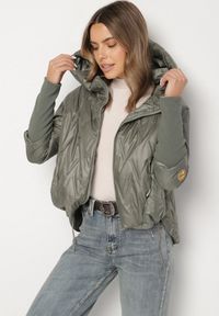 Born2be - Zielona Kurtka z Pikowanymi Przeszyciami o Pudełkowym Kroju Tacholla. Okazja: na co dzień, na spacer. Kolor: zielony. Materiał: jeans. Wzór: aplikacja. Styl: casual #4