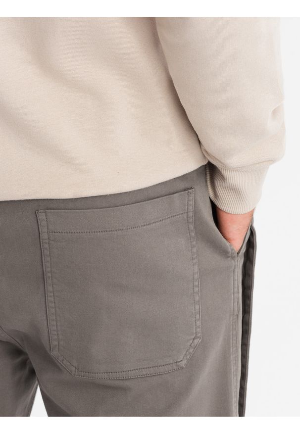 Ombre Clothing - Męskie spodnie dzianinowe joggery z ozdobną plisą – grafitowe V4 OM-PAJO-0202 - XXL. Okazja: na co dzień. Kolor: szary. Materiał: dzianina. Długość: długie. Wzór: aplikacja, jednolity. Styl: casual