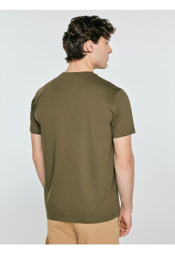 Big-Star - Koszulka męska z nadrukiem khaki Oliver 303. Okazja: na co dzień. Kolor: zielony. Materiał: dzianina. Wzór: nadruk. Styl: casual, klasyczny, sportowy, militarny