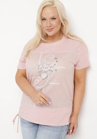 Born2be - Różowy T-shirt z Bawełny Ozdobiony Cyrkoniami i Ściągaczami po Bokach Forena. Okazja: na co dzień. Kolor: różowy. Materiał: bawełna. Wzór: aplikacja. Styl: casual