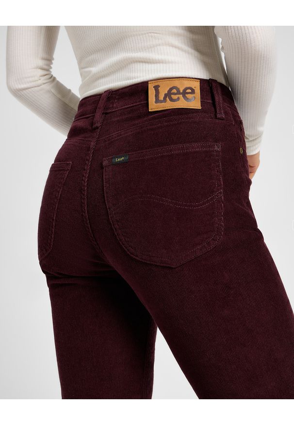 Lee - DAMSKIE SPODNIE MATERIAŁOWE LEE CAROL VELVET BEET 112355238. Materiał: materiał