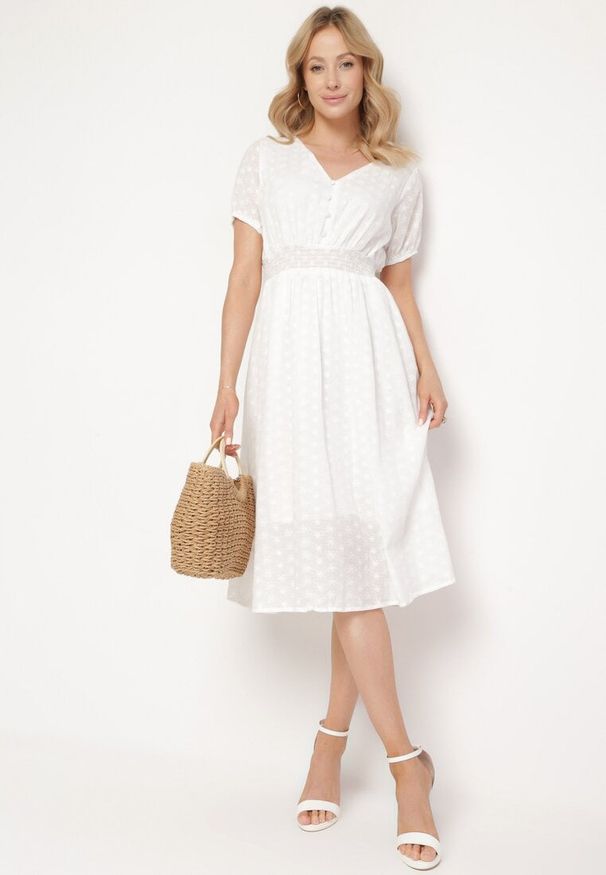 Born2be - Biała Bawełniana Sukienka z Ozdobnym Haftem i Cienkimi Gumkami w Pasie Gemilla. Okazja: na co dzień. Typ kołnierza: dekolt w kształcie V. Kolor: biały. Materiał: bawełna. Długość rękawa: krótki rękaw. Wzór: haft. Styl: casual