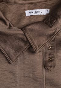 Born2be - Brązowa Kurtka Typu Bomberka z Kołnierzykiem i Regulacją przy Mankietach Tellavan. Okazja: na co dzień. Kolor: brązowy. Materiał: poliester, jeans. Styl: casual #3