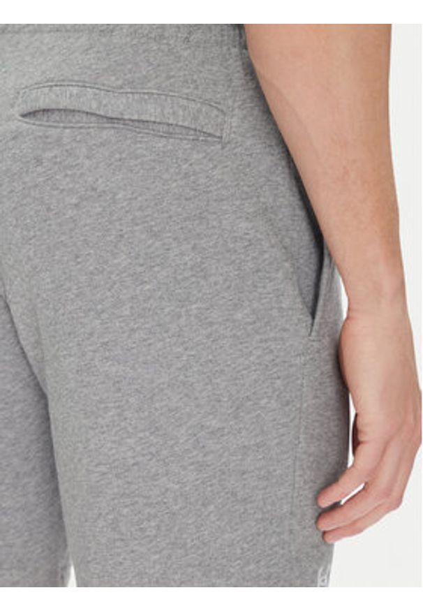 Under Armour Szorty sportowe Rival 1379779 Szary Regular Fit. Kolor: szary. Materiał: bawełna. Styl: sportowy