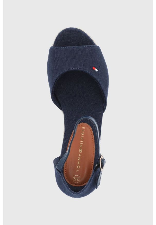 TOMMY HILFIGER - Tommy Hilfiger sandały dziecięce kolor granatowy. Zapięcie: klamry. Kolor: niebieski. Materiał: guma, materiał. Wzór: gładki. Obcas: na koturnie