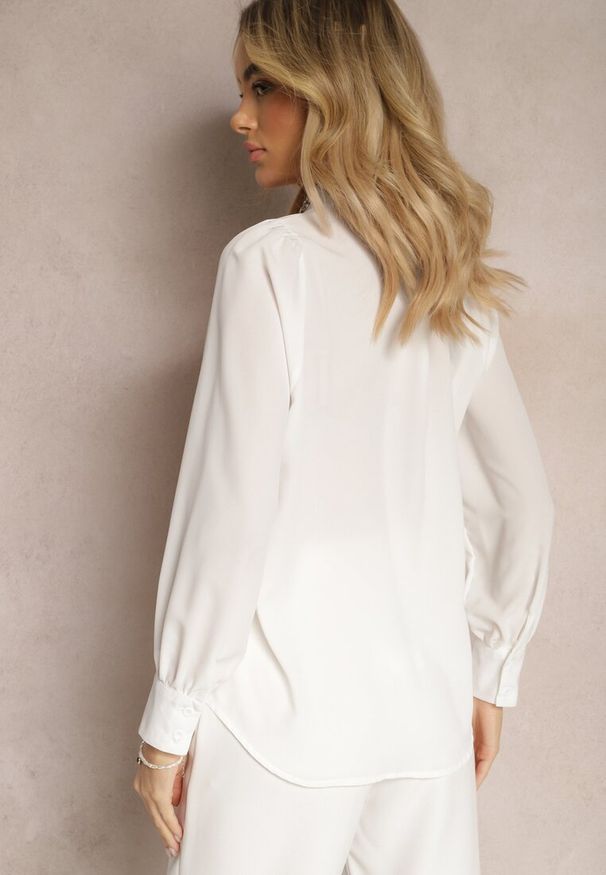 Renee - Biała Koszula z Ozdobnym Kołnierzykiem z Cyrkoniami i Falbanką Quelith. Okazja: na co dzień. Kolor: biały. Materiał: tkanina. Długość: długie. Wzór: gładki, aplikacja. Styl: casual