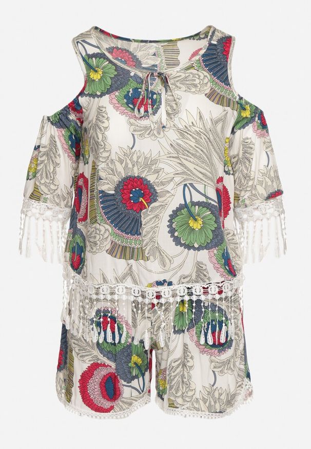 Born2be - Biały Komplet Ozdobiony Frędzlami w Abstrakcyjny Wzór Koszulka z Wycięciami na Ramionach i Szorty Setella. Kolor: biały. Wzór: aplikacja