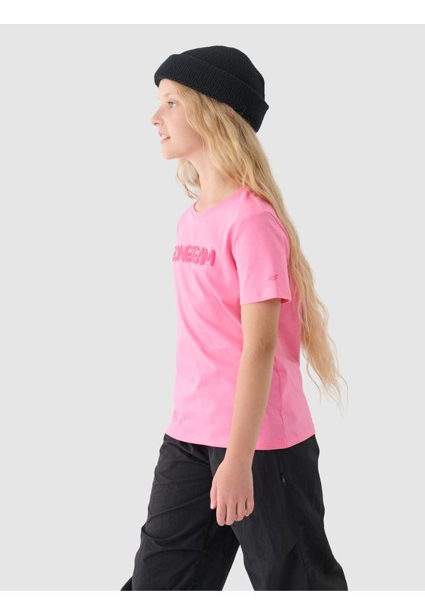 4f - 4F T-shirt z nadrukiem dziewczęcy - różowy 122 (6-7 lat). Okazja: na co dzień. Kolor: różowy. Materiał: bawełna, jersey, dzianina. Długość rękawa: krótki rękaw. Długość: krótkie. Wzór: nadruk. Sezon: lato. Styl: sportowy, klasyczny, casual