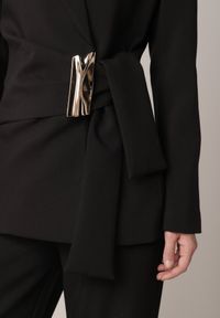 Born2be - Czarna Taliowana Marynarka z Wiskozą z Marszczeniem i Aplikacją przy Wiązaniu Alyndra. Okazja: na spotkanie biznesowe, do pracy. Kolor: czarny. Materiał: wiskoza. Wzór: aplikacja. Styl: biznesowy, elegancki, wizytowy #3