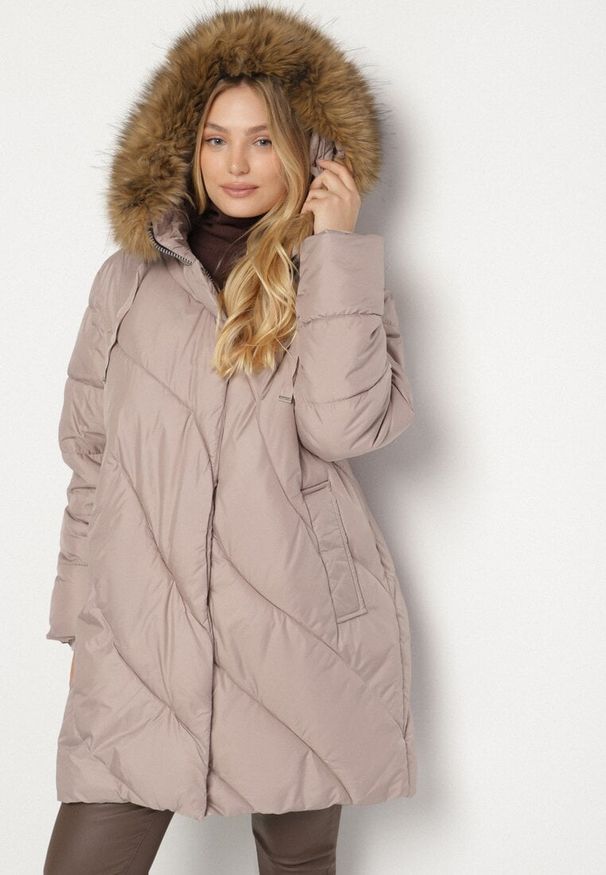 Born2be - Ciemnobeżowa Kurtka z Asymetrycznym Pikowaniem i Kapturem z Futerkiem Ruvita. Okazja: na co dzień. Typ kołnierza: golf. Kolekcja: plus size. Kolor: beżowy. Materiał: futro. Styl: casual