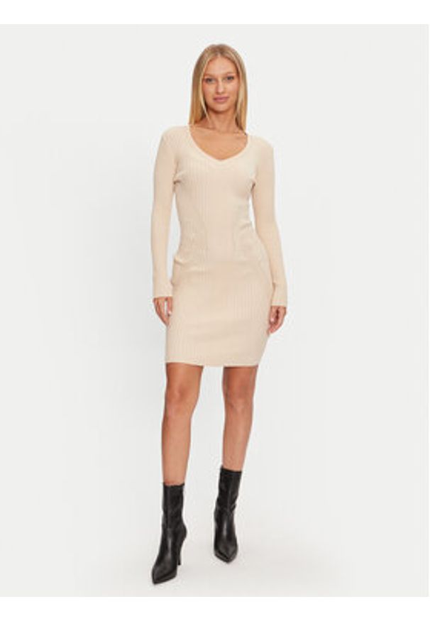 Guess Sukienka dzianinowa Isabella W4BK07 Z3HP2 Beżowy Slim Fit. Kolor: beżowy. Materiał: wiskoza