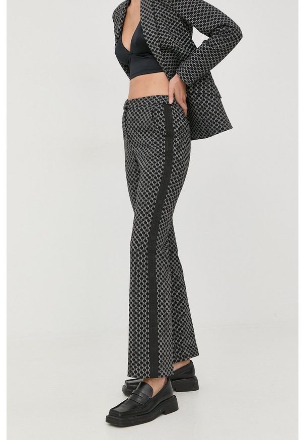 Karl Lagerfeld spodnie 221W1005 damskie kolor czarny proste high waist. Okazja: na co dzień. Stan: podwyższony. Kolor: czarny. Styl: casual