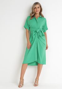 Born2be - Zielona Koszulowa Sukienka Midi z Ozdobnym Wiązaniem i Marszczeniem Eudolia. Okazja: na co dzień. Typ kołnierza: dekolt w serek. Kolor: zielony. Długość rękawa: krótki rękaw. Sezon: wiosna, lato. Typ sukienki: koszulowe. Styl: casual, klasyczny. Długość: midi #1