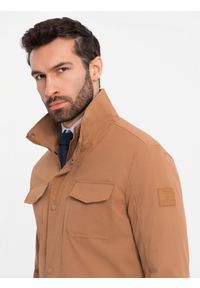 Ombre Clothing - Lekka kurtka męska z kieszeniami i wysokim kołnierzem – brązowa V5. Okazja: na co dzień. Typ kołnierza: kołnierzyk stójkowy. Kolor: brązowy. Materiał: syntetyk, materiał. Wzór: aplikacja. Styl: klasyczny, casual #6