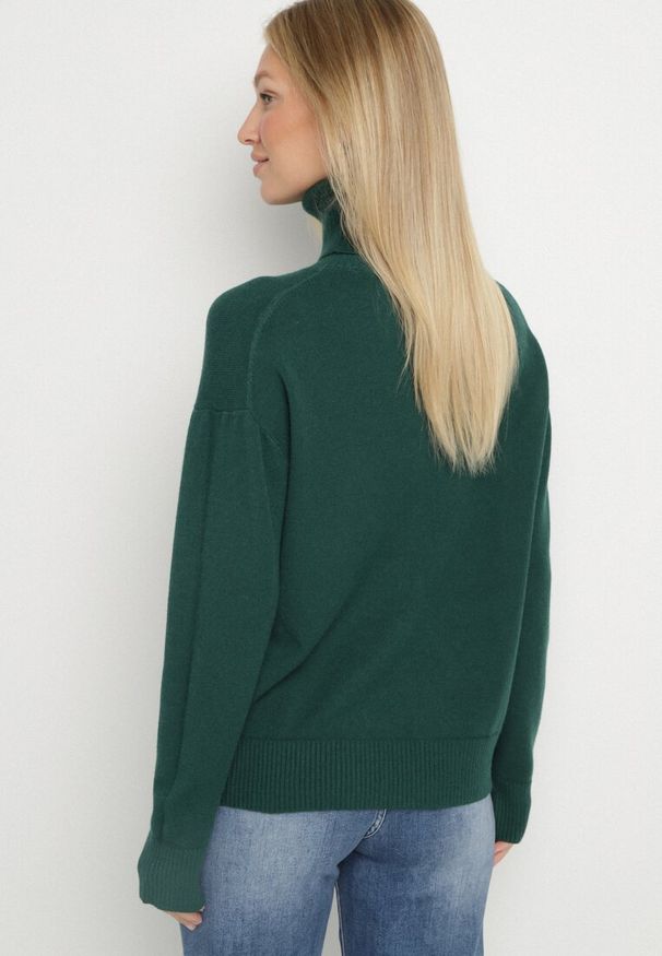 Born2be - Zielony Golf z Domieszką Kaszmiru Ozdobiony Przeszyciami Avonella. Okazja: na co dzień. Typ kołnierza: golf. Kolor: zielony. Materiał: kaszmir. Wzór: aplikacja. Styl: casual, klasyczny